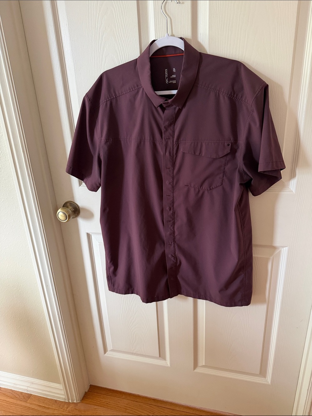 Arc'teryx Men's Short Sleeve Button-Down Shirt in Burgundy Sz XL Box52